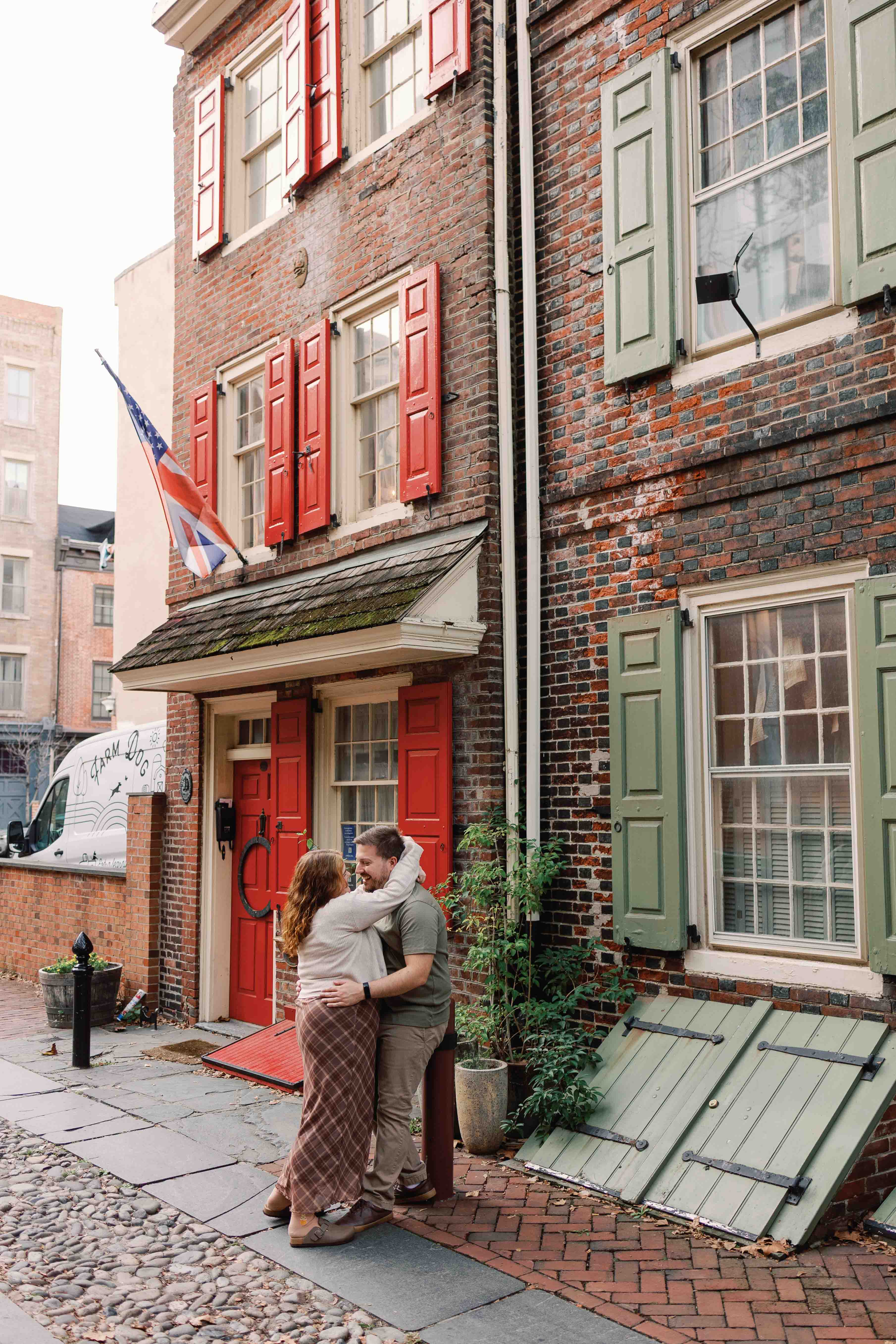 Couple poses for photos in Elfreth's Alley in Philadelphia